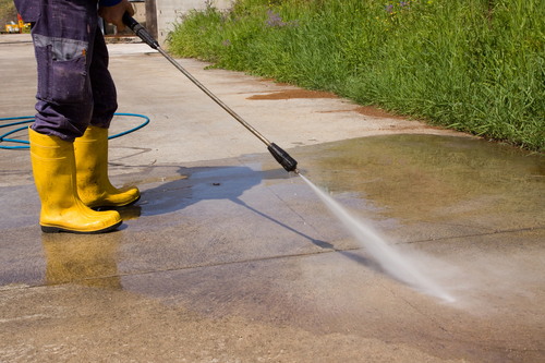 Driveway Cleaning: Oil, Rust & Tire Marks — What Actually Works?